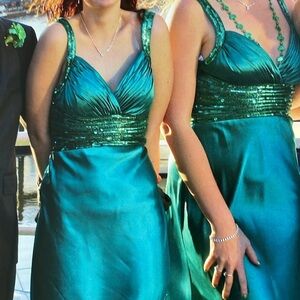 Gorgeous Emerald Green room, bridesmaids dress